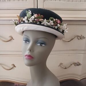 RARE AND STUNNING VINTAGE 1930S/ 40S BLACK STRAW HAT W/ VTG FLORALS AND FRUIT !